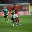Maxi Araújo e Pavlidis disputam bola durante dérbi da Supertaça (Miguel Nunes)