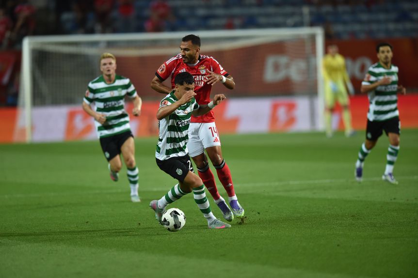 Maxi Araújo e Pavlidis disputam bola durante dérbi da Supertaça (Miguel Nunes)