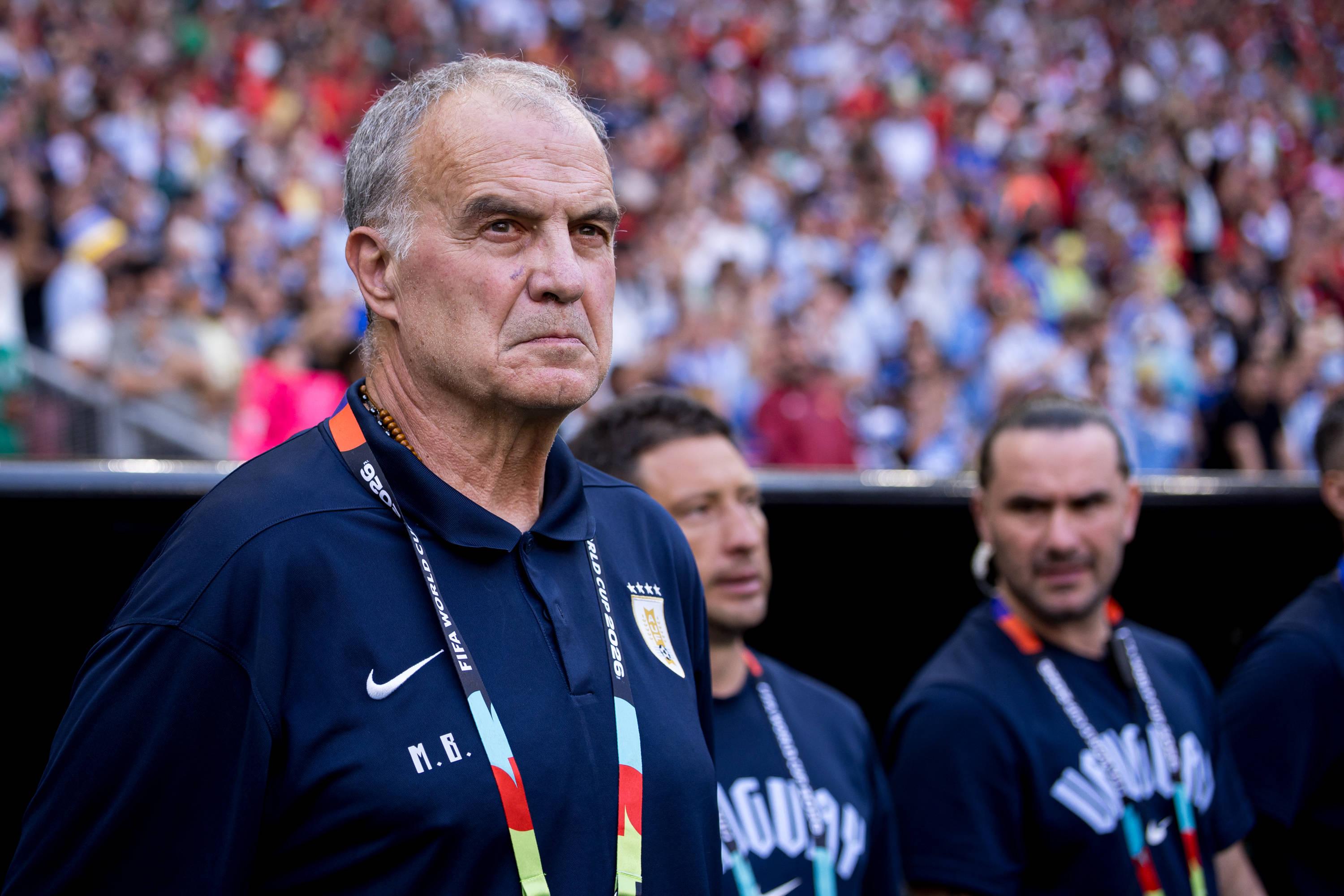 Marelo Bielsa - Técnico argentino de 71 anos deixou o comando técnico do Uruguai após um Mundial 2026 desapontante
