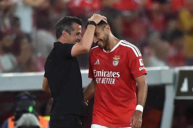 Marco Silva felicita Pavlidis depois de o grego ter marcado quatro golos contra o St. Gallen — Foto: Miguel Nunes