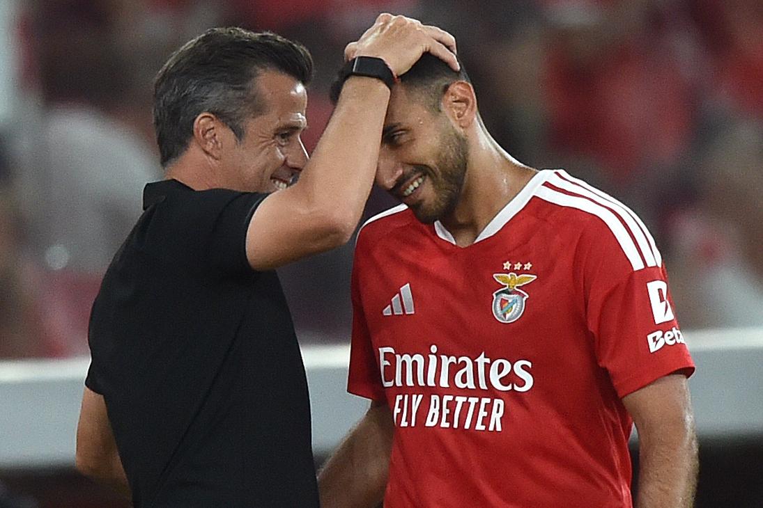 Marco Silva felicita Pavlidis depois de o grego ter marcado quatro golos contra o St. Gallen — Foto: Miguel Nunes