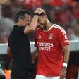 Marco Silva felicita Pavlidis depois de o grego ter marcado quatro golos contra o St. Gallen — Foto: Miguel Nunes