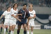 Maldini e Baresi a marcarem Frank Rijkaard, num jogo entre o Milan e o Ajax - Foto: IMAGO
