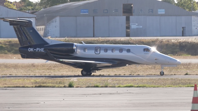 Partida do avião que leva António Silva para Inglaterra