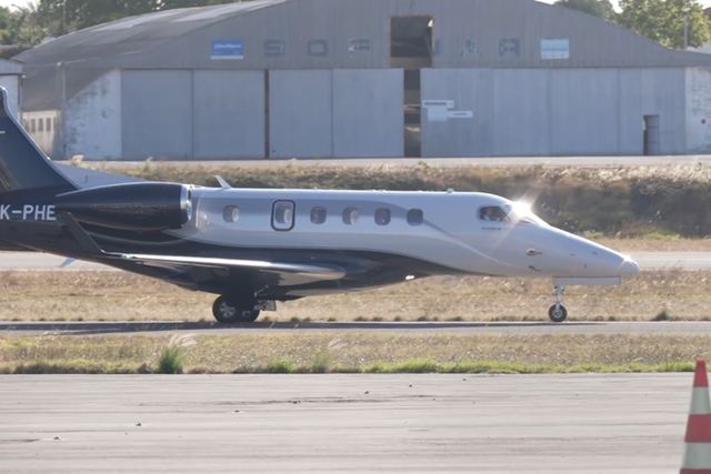 Partida do avião que leva António Silva para Inglaterra