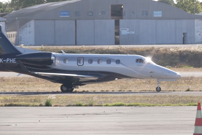 Partida do avião que leva António Silva para Inglaterra