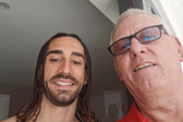 Cucurella com o carteiro Gary (Foto: Visit Horsham)