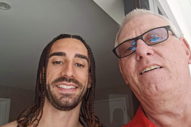 Cucurella com o carteiro Gary (Foto: Visit Horsham)