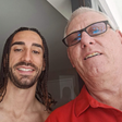Cucurella com o carteiro Gary (Foto: Visit Horsham)