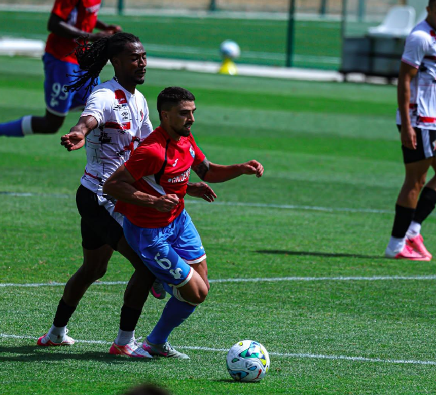 Zé Carlos com a bola controlada - Foto: Gil Vicente FC