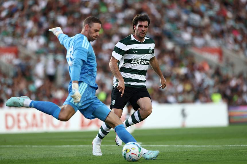 Fotis Ioannidis a pressionar Sels no Sporting-Nottingham Forest - Foto: Imago