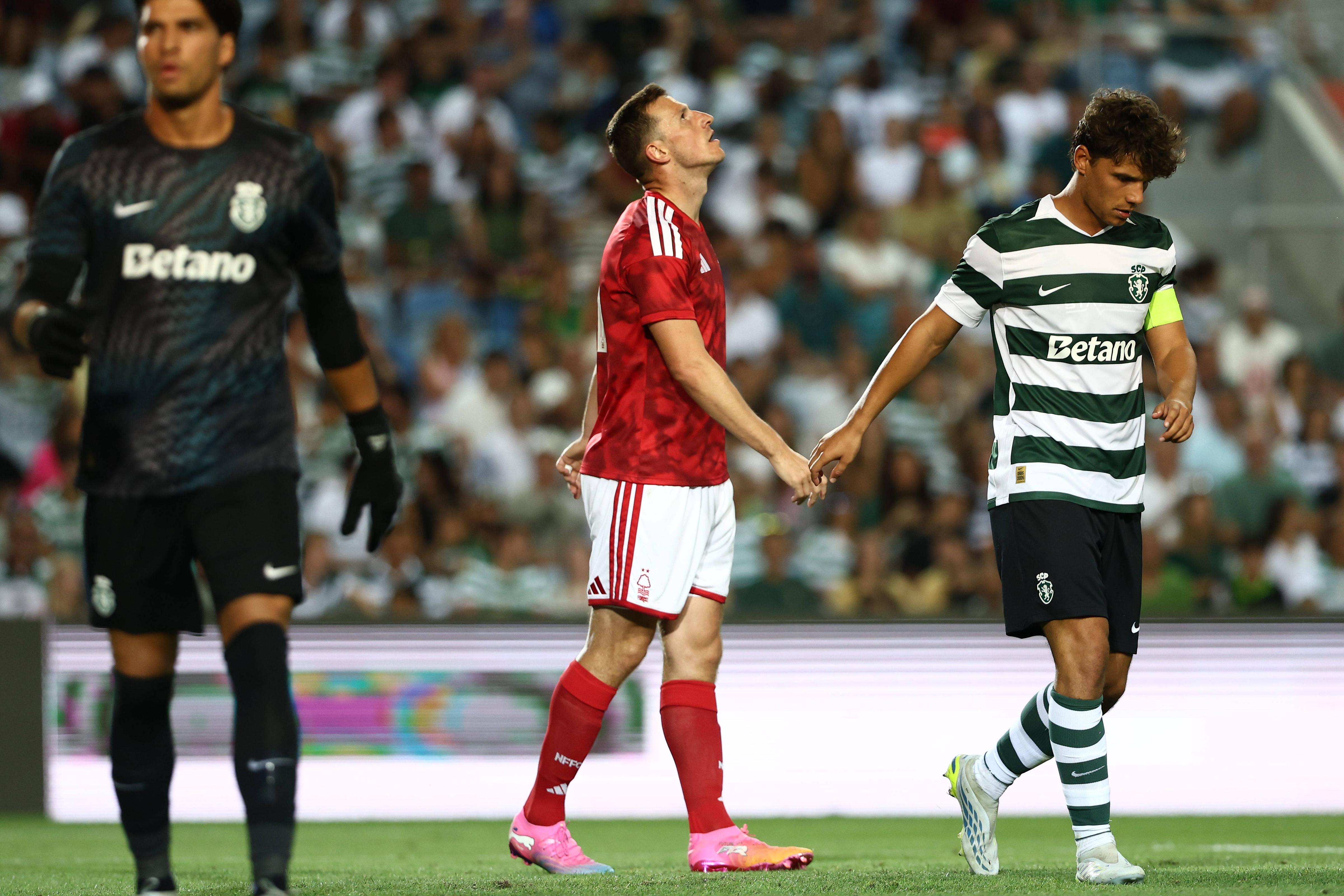 Eduardo Quaresma jogou toda a segunda parte do jogo com os ingleses do Nottingham Forest