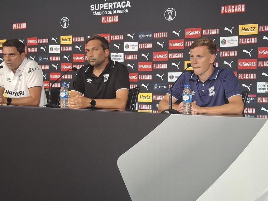 Luís Tralhão com o lateral-esquerdo Javi Vázquez