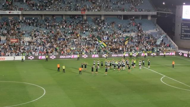 Jogadores do Sporting em sintonia com os adeptos no final