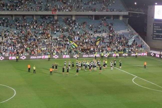 Jogadores do Sporting em sintonia com os adeptos no final