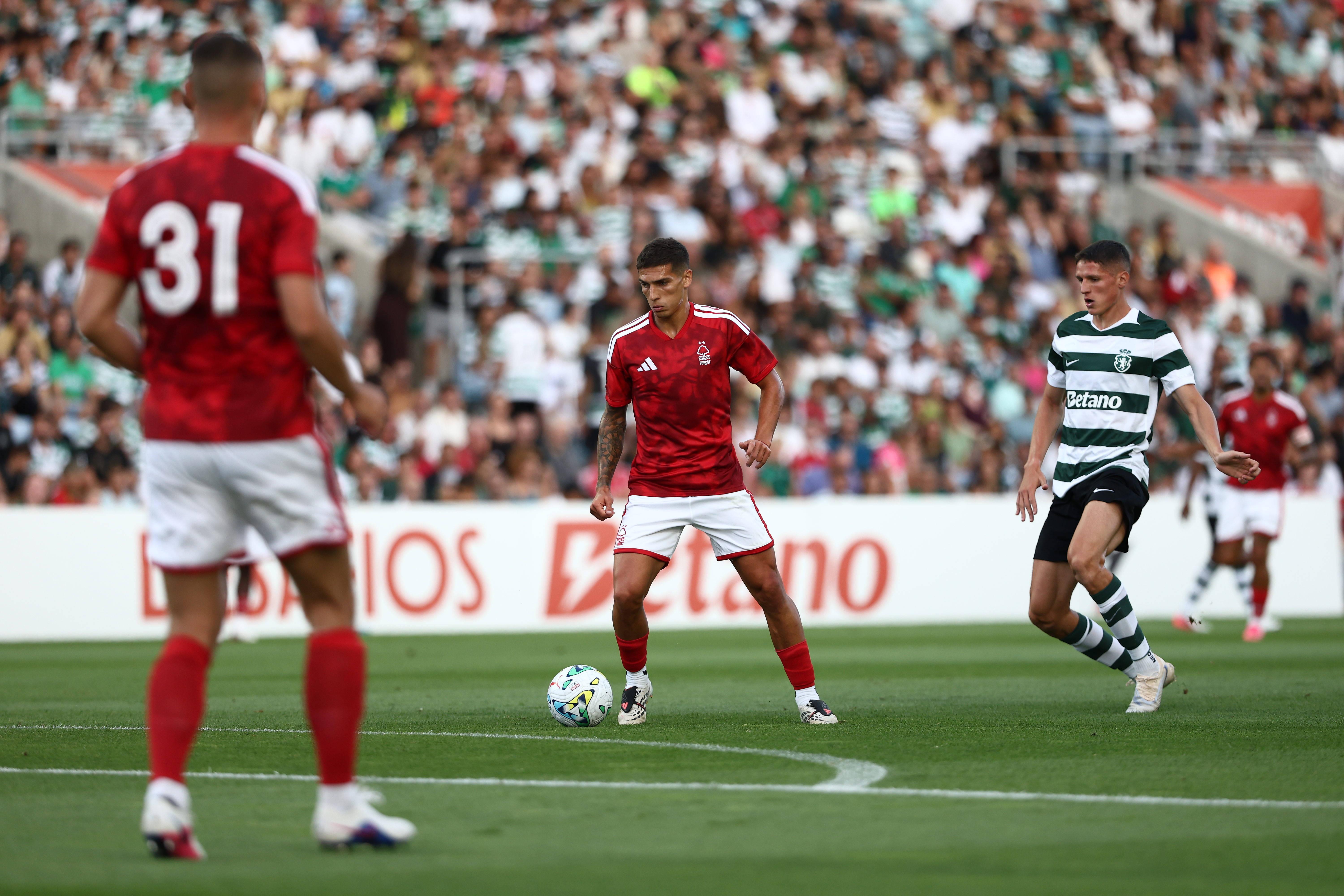 Sergi Altimira a pressionar no Sporting-Nottingham Forest - Foto: Imago