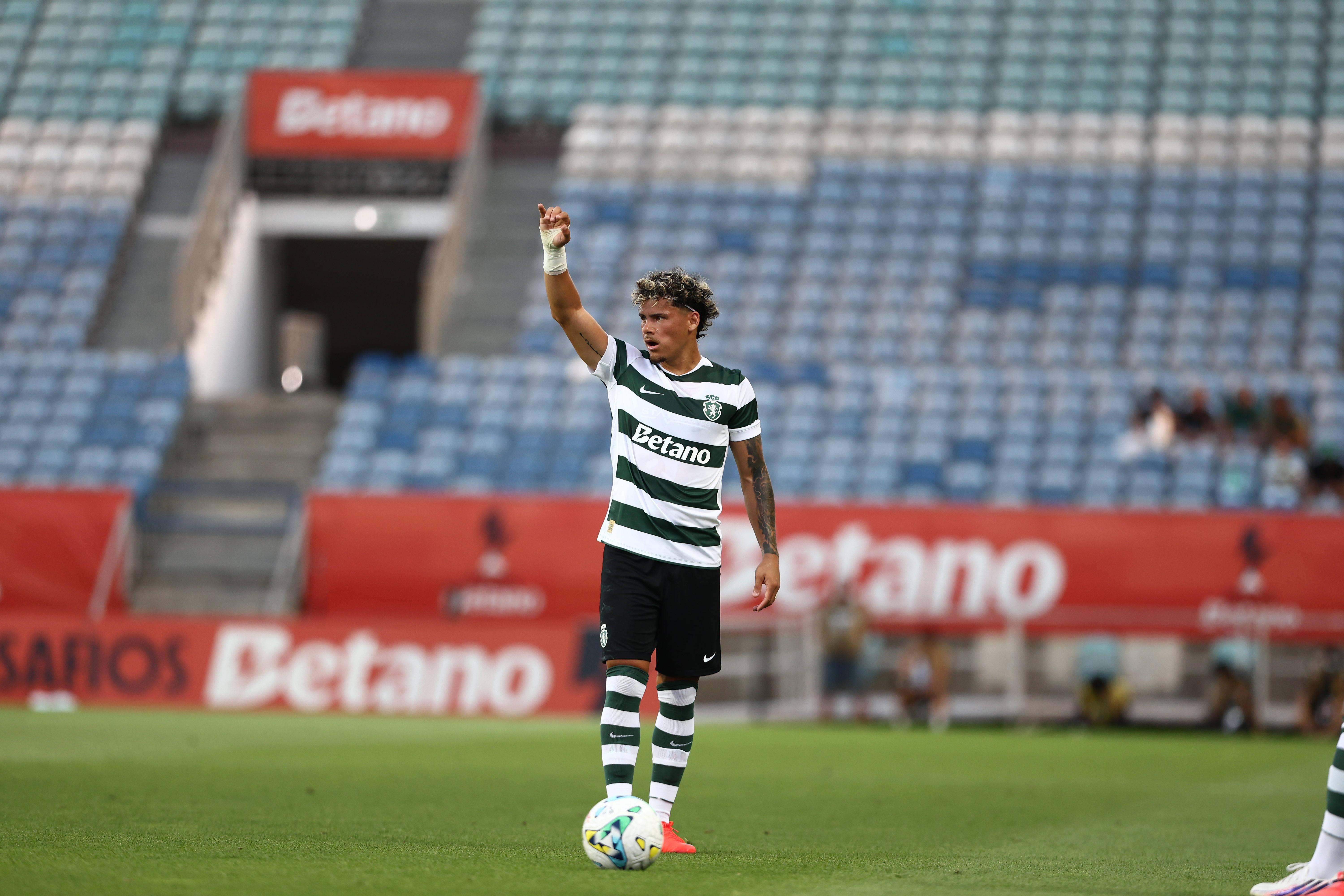 Maxi Araújo no Sporting-Nottingham Forest - Foto: Imago