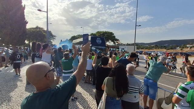 Sporting é recebido em festa pelos adeptos no Algarve