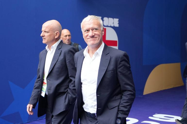 Didier Deschamps - Deixou a seleção francesa após 14 anos no cargo com a conquista do Mundial 2018 e o quarto lugar em 2026. Foi substituído por Zidane