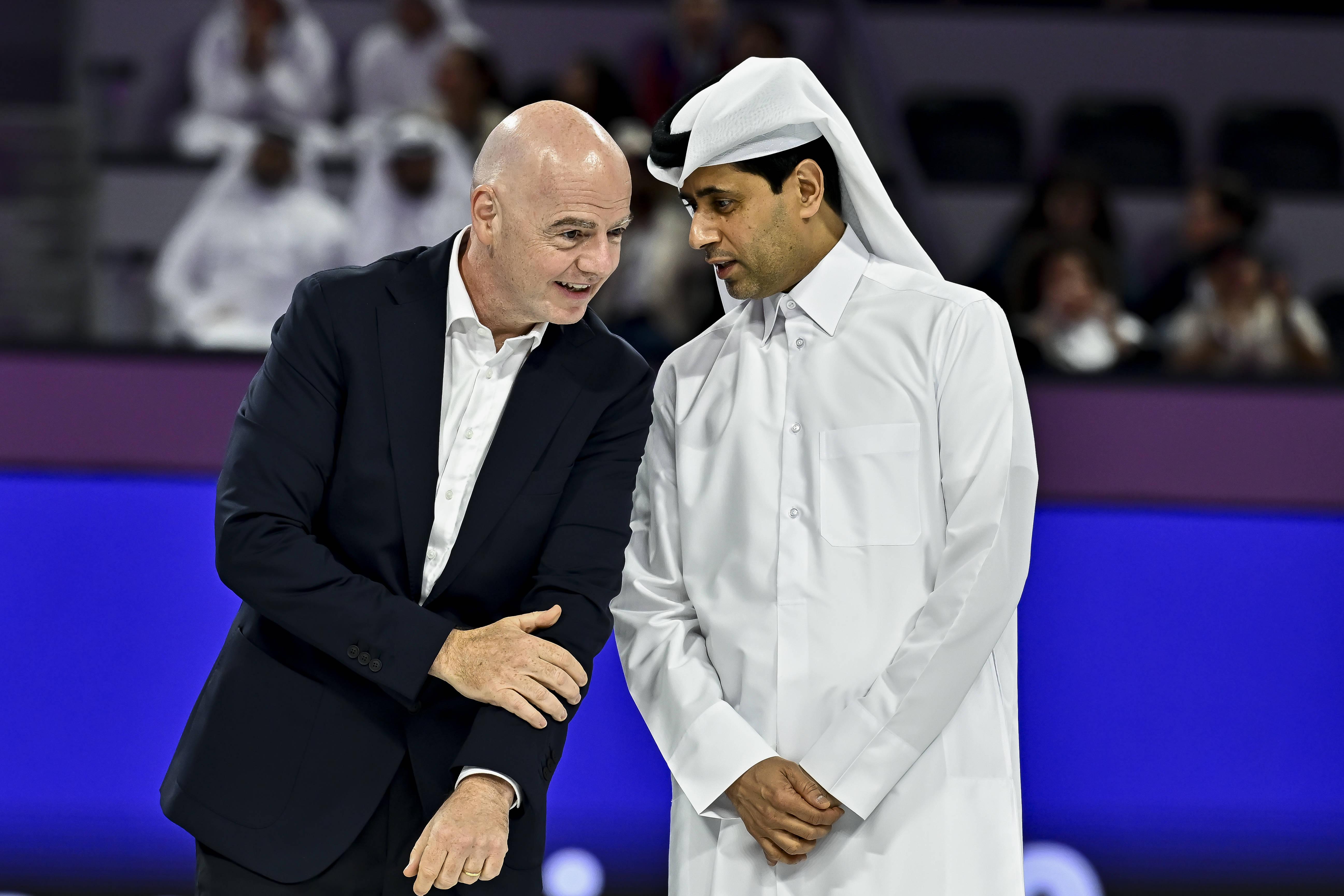 Nasser Al Khelaifi, presidente do PSG, com Gianni Infantino, presidente da FIFA, em Doha, Qatar