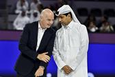 Nasser Al Khelaifi, presidente do PSG, com Gianni Infantino, presidente da FIFA, em Doha, Qatar