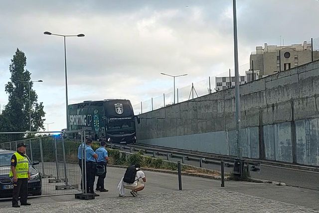 Entusiasmo na chegada do autocarro do Sporting a Alvalade