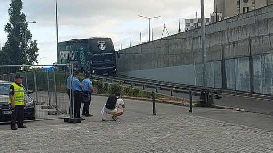 Entusiasmo na chegada do autocarro do Sporting a Alvalade