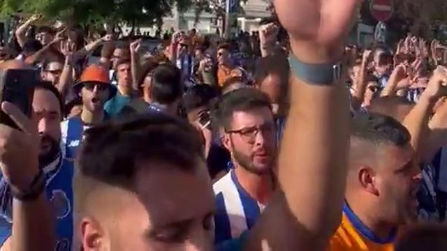 «Orgulho tripeiro»: os adeptos do FC Porto a caminho de Alvalade