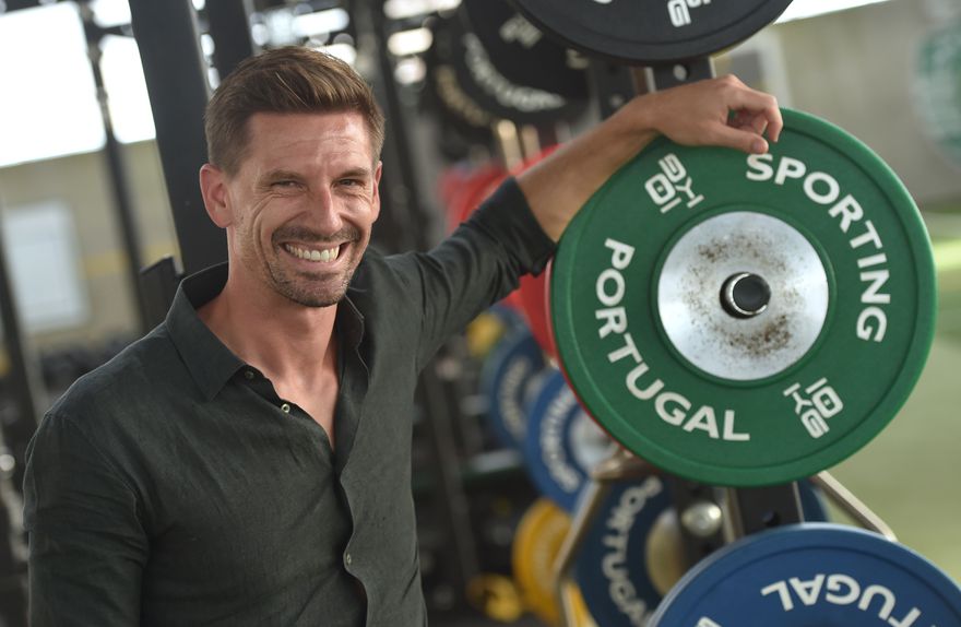 Adrien Silva sorridente no regresso à Academia de Alcochete - Foto: Miguel Nunes