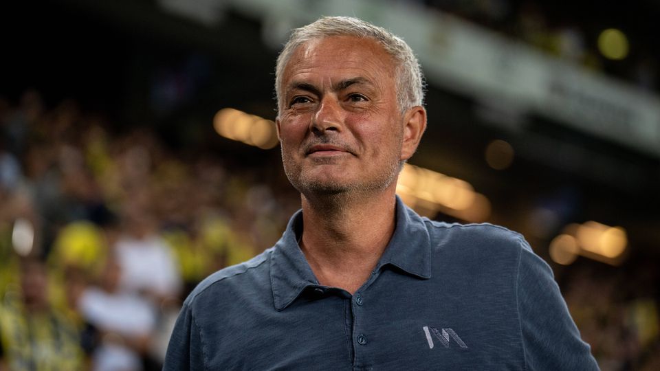 Vídeo: a solução de Mourinho para parecer... mais alto