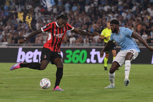 Rafael Leão salta do banco e resgata empate para o Milan