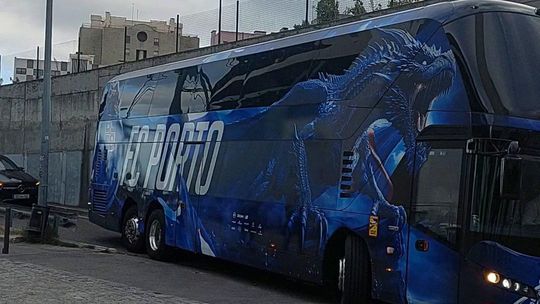 Assobios na chegada do autocarro do FC Porto