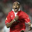Luisão, defesa-central brasileiro que jogou no Benfica de 2003 a 2018, festeja um golo agarrando a camisola com a mão direita