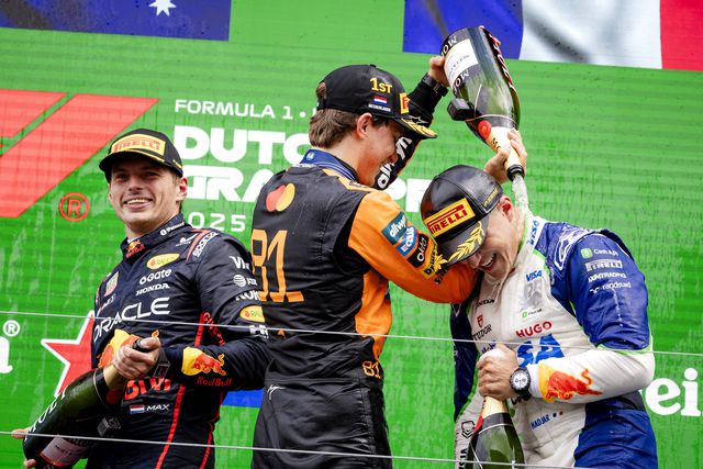 Isack Hadjar no pódio com Verstappen e Piastri