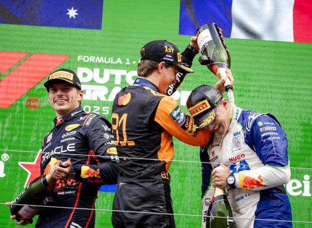 Isack Hadjar no pódio com Verstappen e Piastri
