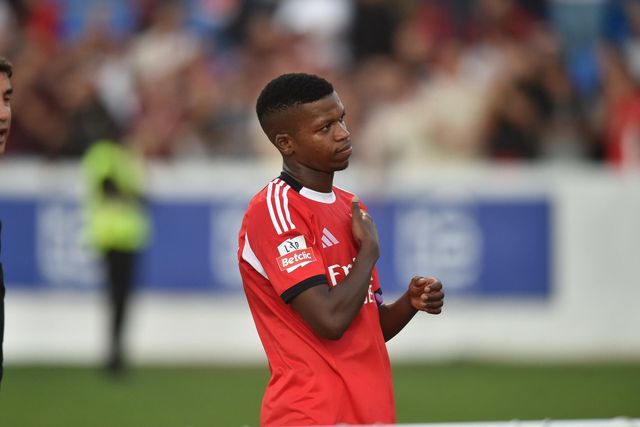 Florentino despediu-se dos adeptos do Benfica após o encontro com o Alverca (Foto: Miguel Nunes)