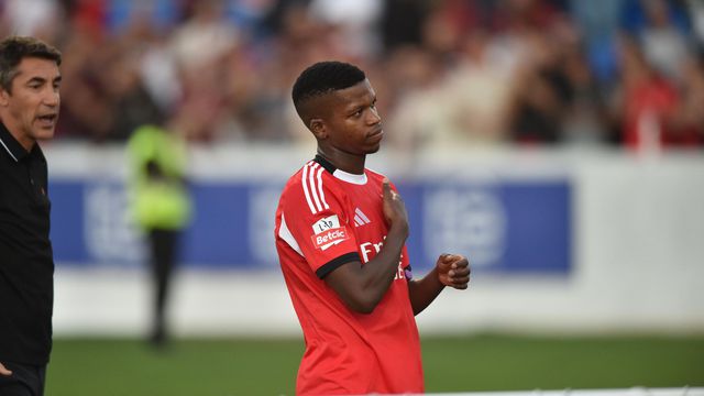 Florentino despediu-se dos adeptos do Benfica após o encontro com o Alverca (Foto: Miguel Nunes)