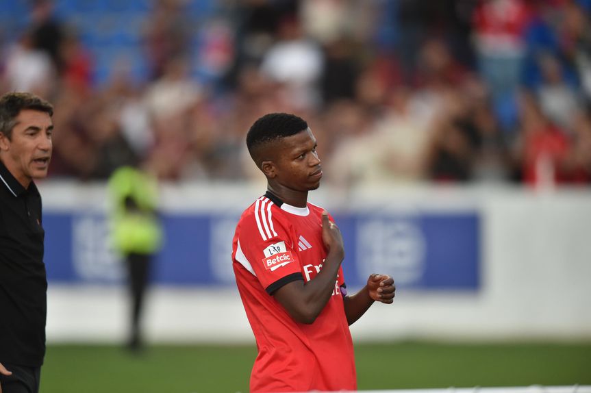 Florentino despediu-se dos adeptos do Benfica após o encontro com o Alverca (Foto: Miguel Nunes)