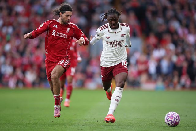 Liverpool bate Arsenal e isola-se no topo da Premier League