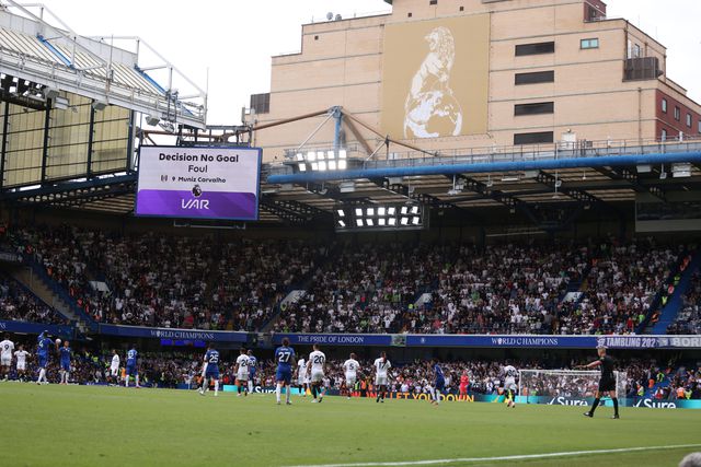 Golo anulado a Josh King foi alvo de revisão pelo VAR e chefe da arbitragrm considerou que foi mal anulado