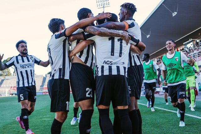 Herói improvável: central foi à baliza e secou o Benfica B (vídeo)