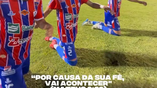 Foi promessa: jogadores atravessam relvado de joelhos depois de garantir manutenção