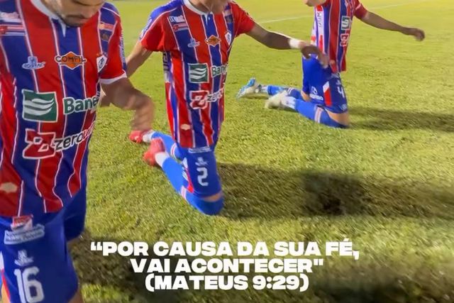 Foi promessa: jogadores atravessam relvado de joelhos depois de garantir manutenção