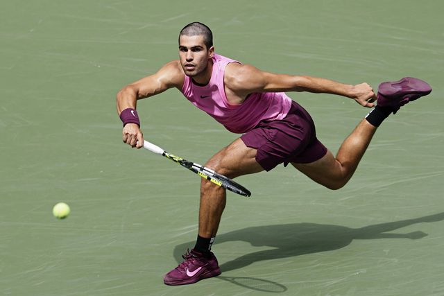 Alcaraz 'despacha-se' e bate recorde de juventude em Grand Slams