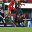 Choque de cabeças entre Sacha Boey e Robin Fellhauer, no jogo entre Bayern e Augsburgo