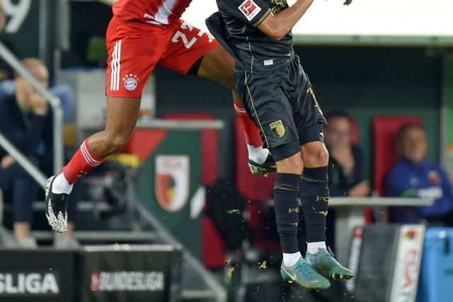 Choque de cabeças entre Sacha Boey e Robin Fellhauer, no jogo entre Bayern e Augsburgo
