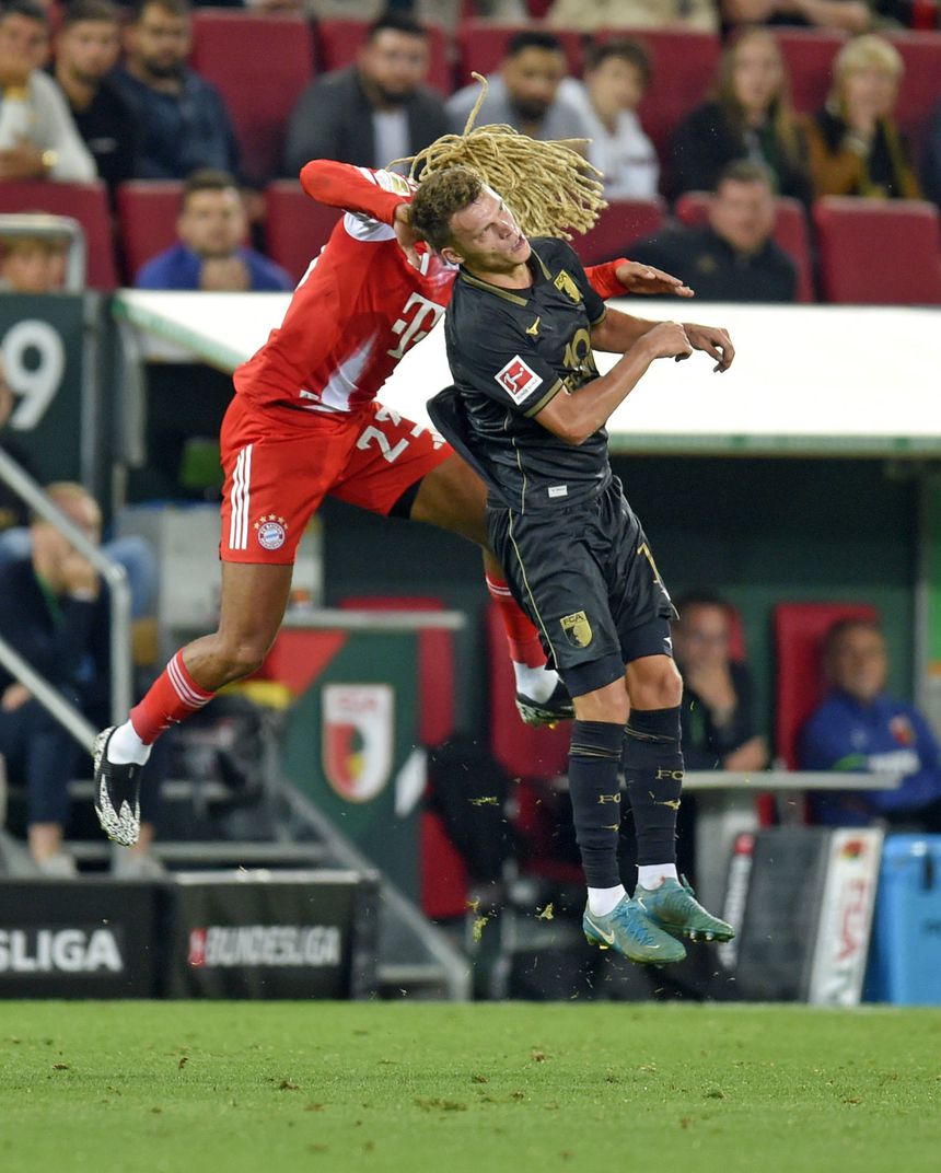 Choque de cabeças entre Sacha Boey e Robin Fellhauer, no jogo entre Bayern e Augsburgo