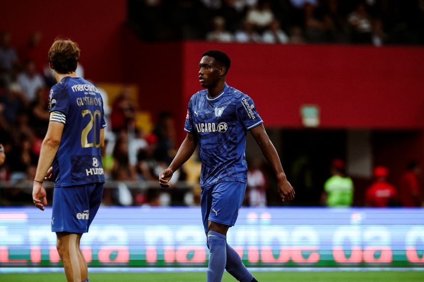 Camisola 55 está na linha da frente para ser titular na receção ao conjunto leonino (Foto: Famalicão)