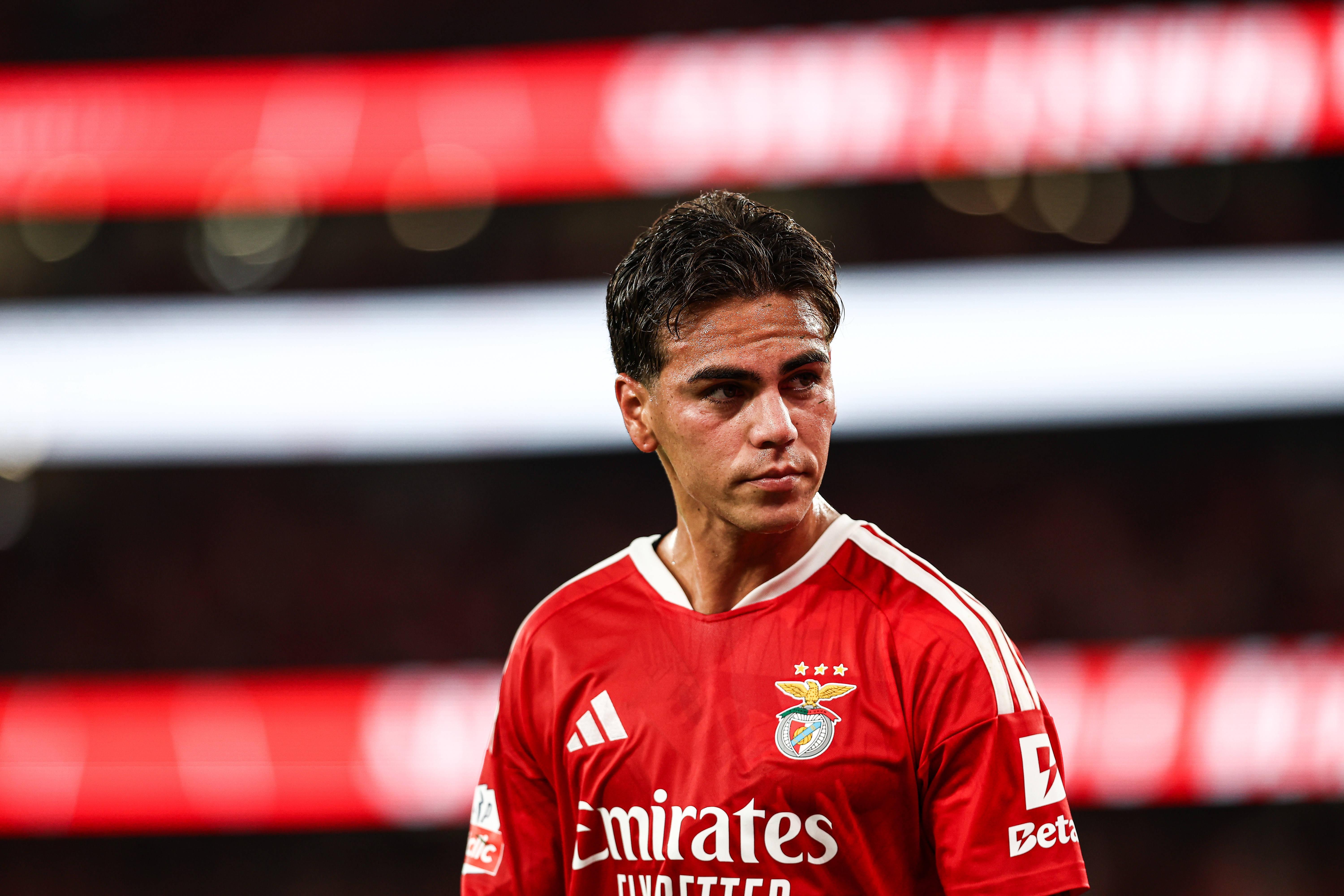 Enzo Barrenechea saiu lesionado