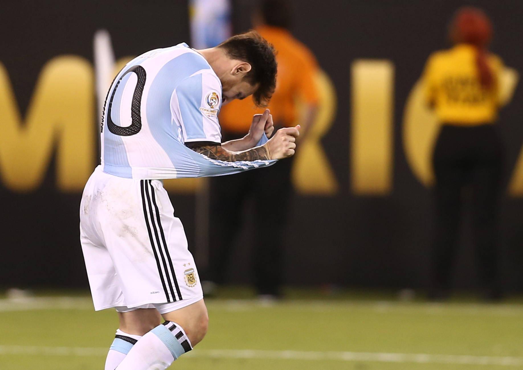Messi tinha anunciado a retirada em 2016, mas voltou atrás. Acabara de perder a final da Copa América de 2016 frente ao Chile, a quarta final consecutiva falhada com a camisola 'albiceleste', depois do Mundial 2014 e das Copas Américas de 2007 e 2015